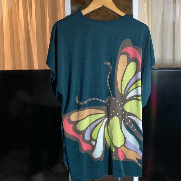 Lightly worn top with beautiful butterfly, fancy open butterfly style sleeve. - Picture 2 of 4